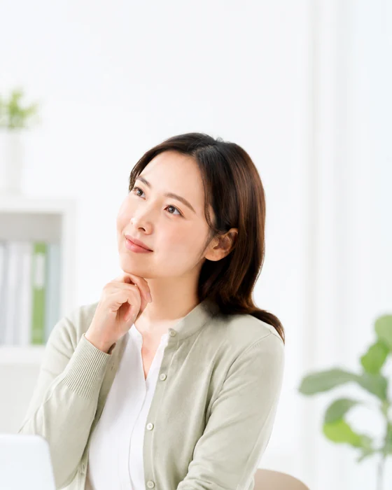 質問を考える女性